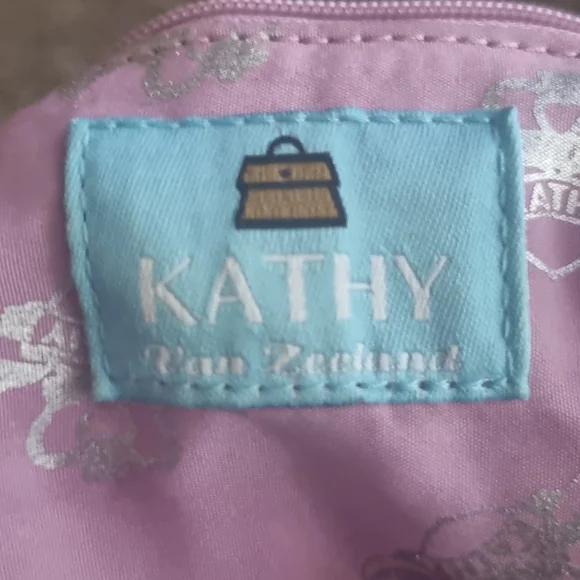 Kathy Van Zeeland, faux croc, classic heart and crown black handbag - Picture 4 of 4